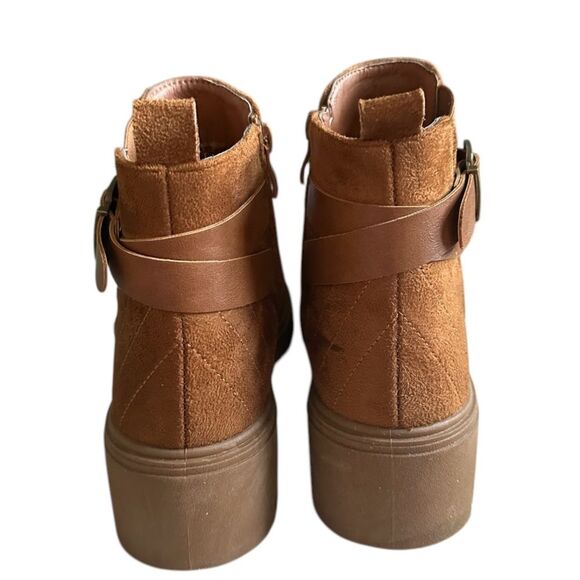 Wanted Women's Cinder Lug Sole Microfiber Ankle Boots. Sizes 8.5. EUC. Tan/Brown - Picture 4 of 8